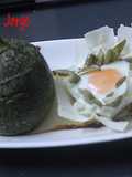 Calabacines luna rellenos y pasta wonton con huevo y judías