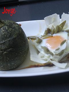 Una foto de Calabacines luna rellenos y pasta wonton con huevo y judías
