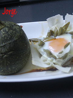 Una foto de Calabacines luna rellenos y pasta wonton con huevo y judías