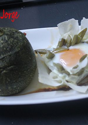 Una foto de Calabacines luna rellenos y pasta wonton con huevo y judías