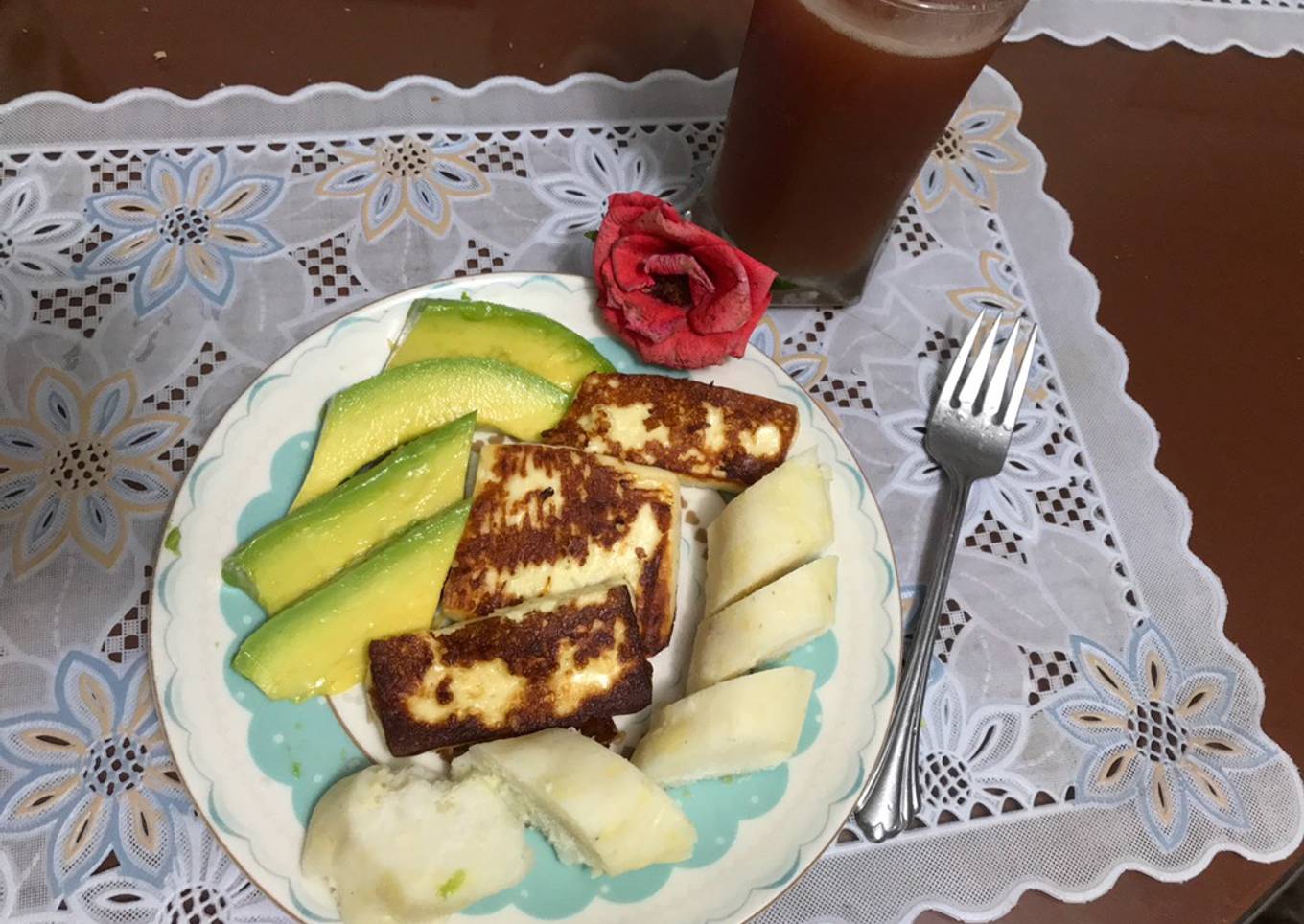 Bollo de maíz con aguacate y queso asado