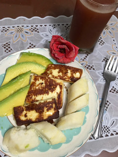 Una foto de Bollo de maíz con aguacate y queso asado