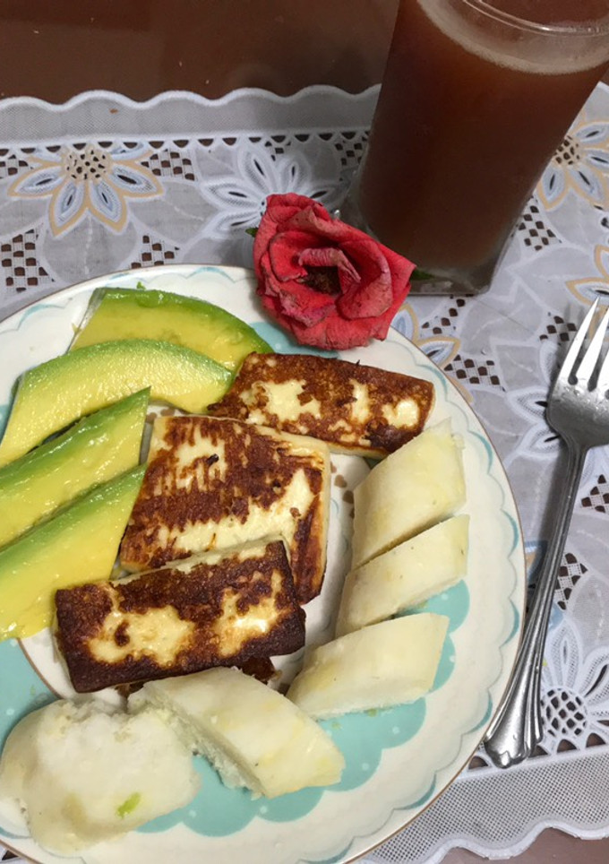Una foto de Bollo de maíz con aguacate y queso asado