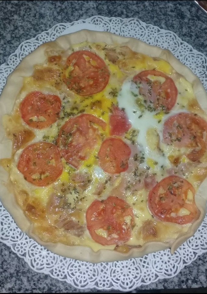 Una foto de Tarta de jamón, queso y tomate🥧🍅🧀