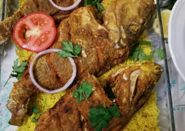 السمك المقلي مع الارز الاصفر