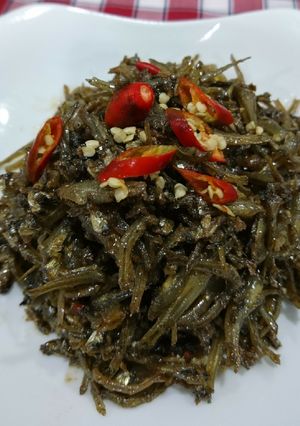 Hình của món Khô Cá cơm rim mắm tỏi.