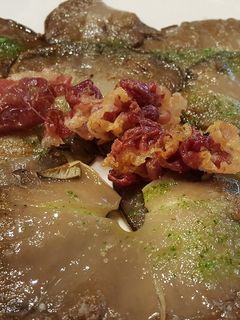 Una foto de Setas a la plancha con crujiente de jamón