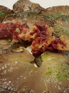 Una foto de Setas a la plancha con crujiente de jamón