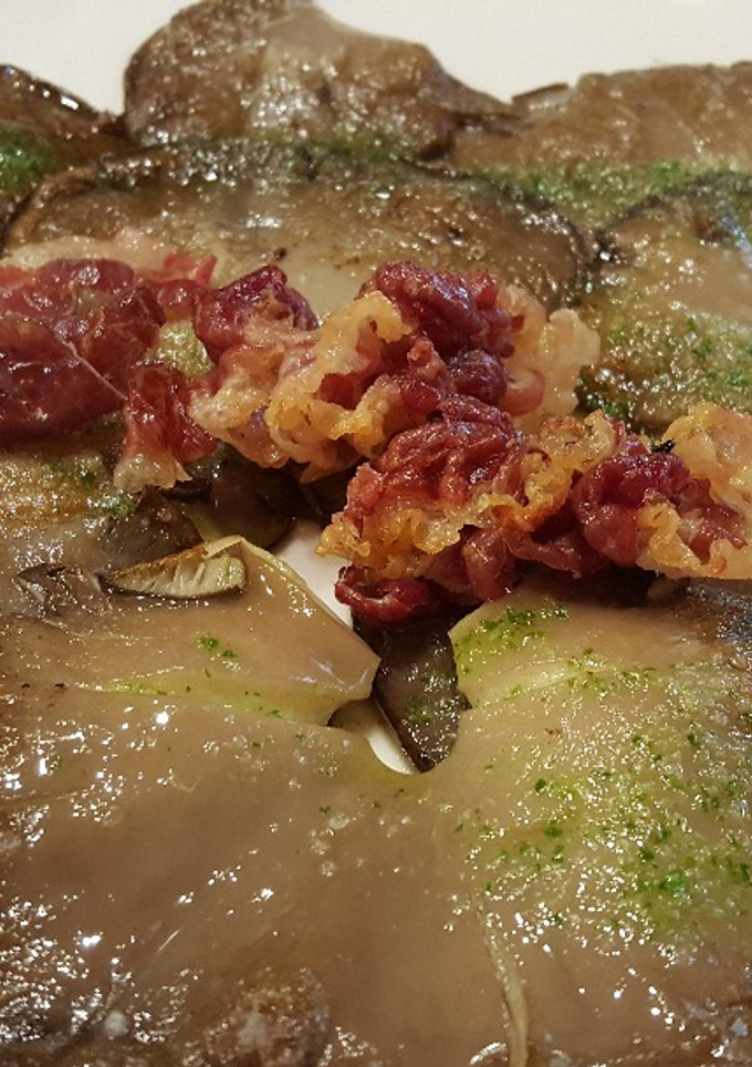 Una foto de Setas a la plancha con crujiente de jamón