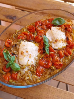 Una foto de Bacalao al horno con cherrys, cebolla, aceitunas y anchoas