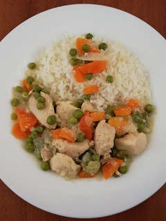 Una foto de Pollo arvejado