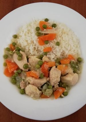 Una foto de Pollo arvejado