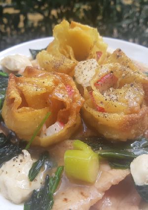 รูปของ ราดหน้าเกี๊ยวทอด ใบไชยา Crispy Wonton Rose with Gravy Sauce