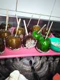 Manzanas acarameladas con grageas