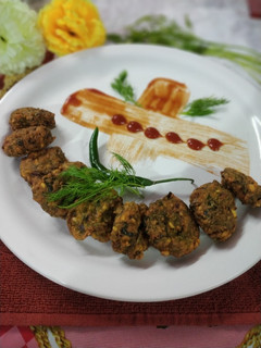 A picture of Palak moong dal fritters.