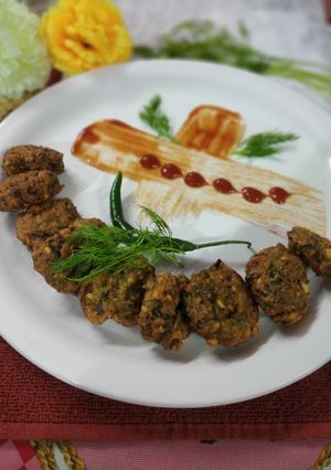 A picture of Palak moong dal fritters.