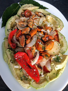 Una foto de Ensalada templada de mejillones y verduras