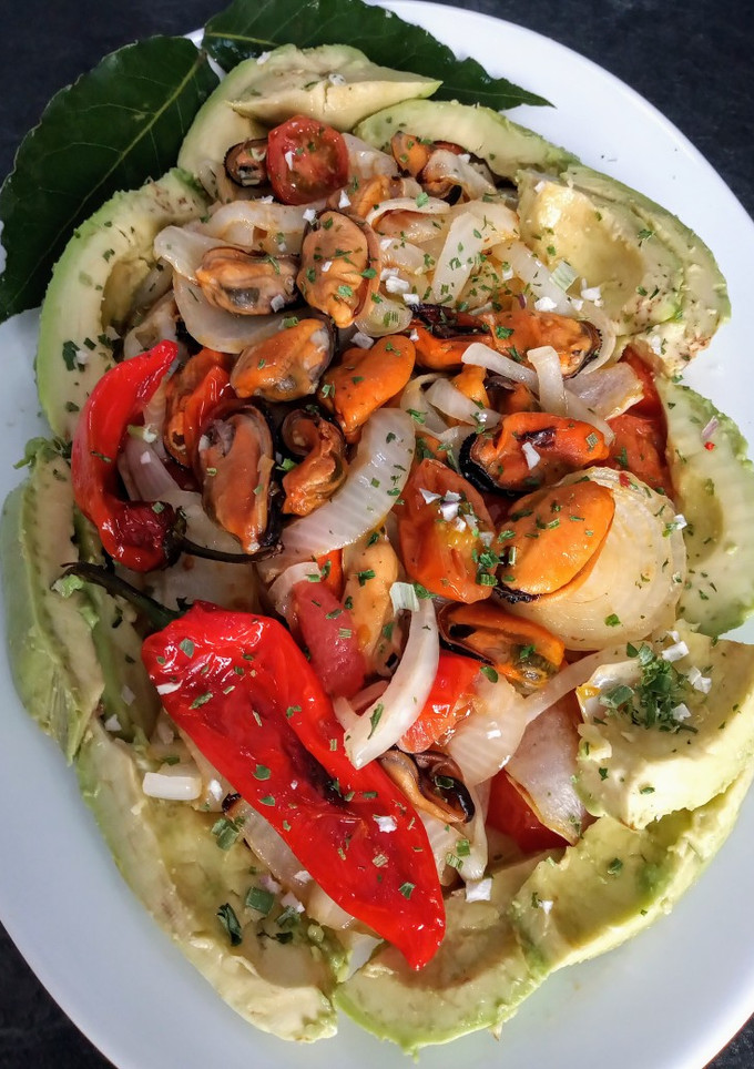 Una foto de Ensalada templada de mejillones y verduras