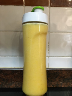 Una foto de Batido de piña, naranja y pera