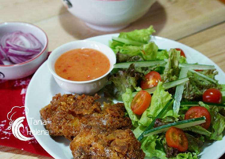 Hot and crispy chicken salad