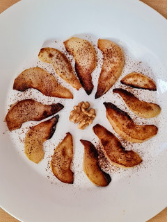 Una foto de Pera templada con canela sin azúcar añadido 🍐Postrecito rápido, saludable y sencillo 🍐