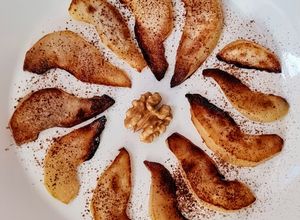 Una foto de Pera templada con canela sin azúcar añadido 🍐Postrecito rápido, saludable y sencillo 🍐