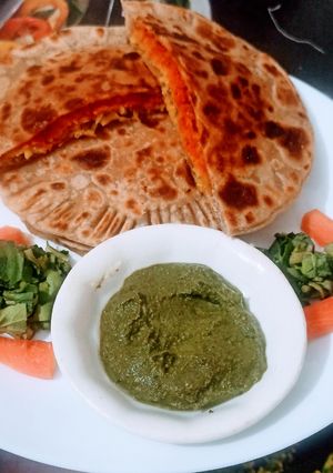 गाजर मूली के पराठे (gajar mooli ke parathe recipe in Hindi) रेसिपी मुख्य फोटो