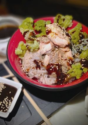 Una foto de Bowl de Salmón en Salsa Teriyaki con Brócoli y Arroz