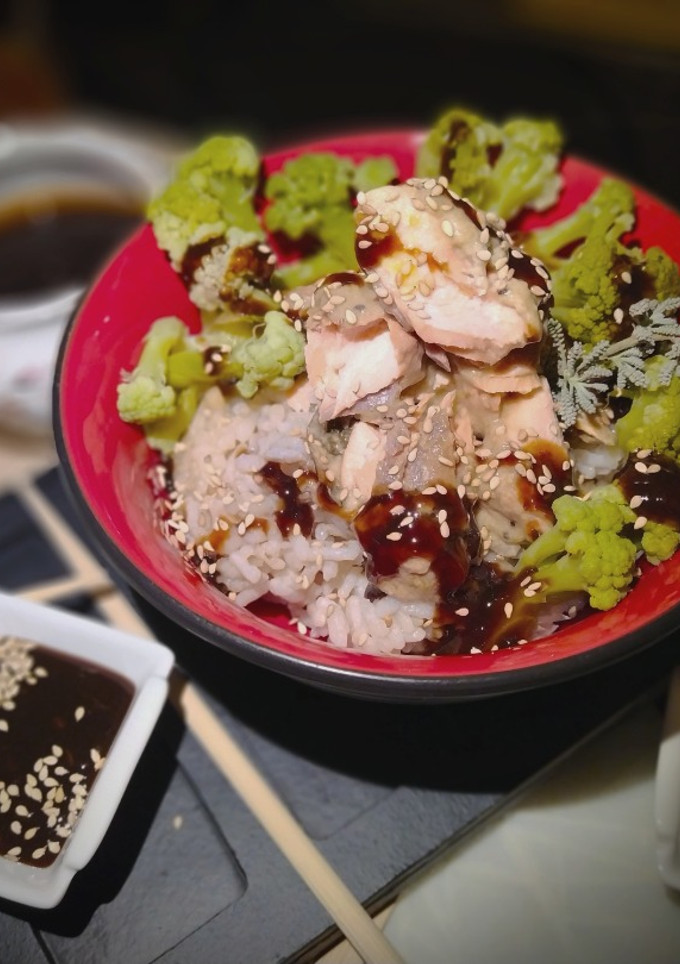 Una foto de Bowl de Salmón en Salsa Teriyaki con Brócoli y Arroz
