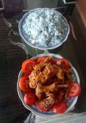 Hình của món Gà rim ăn kèm xôi dừa đậu biếc.