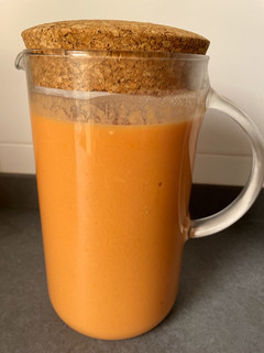 Una foto de Gazpacho con pan