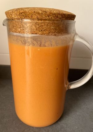 Una foto de Gazpacho con pan