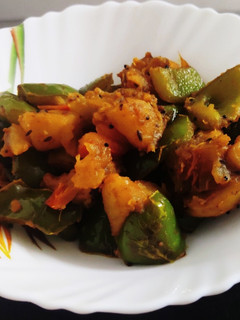 आलू शिमला मिर्च की सब्जी (Aloo Shimla mirch ki sabzi recipe in hindi) रेसिपी मुख्य फोटो