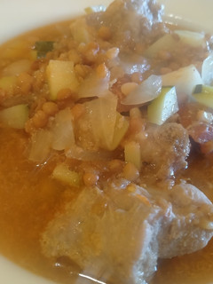 Una foto de Costilla de cerdo con lentejas, chorizo picante
