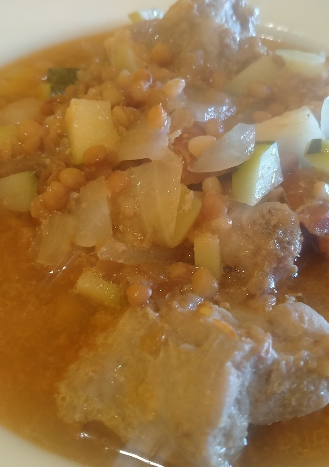 Una foto de Costilla de cerdo con lentejas, chorizo picante