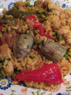 Una foto de Arroz con conejo, pollo y verduras