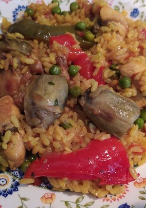 Una foto de Arroz con conejo, pollo y verduras