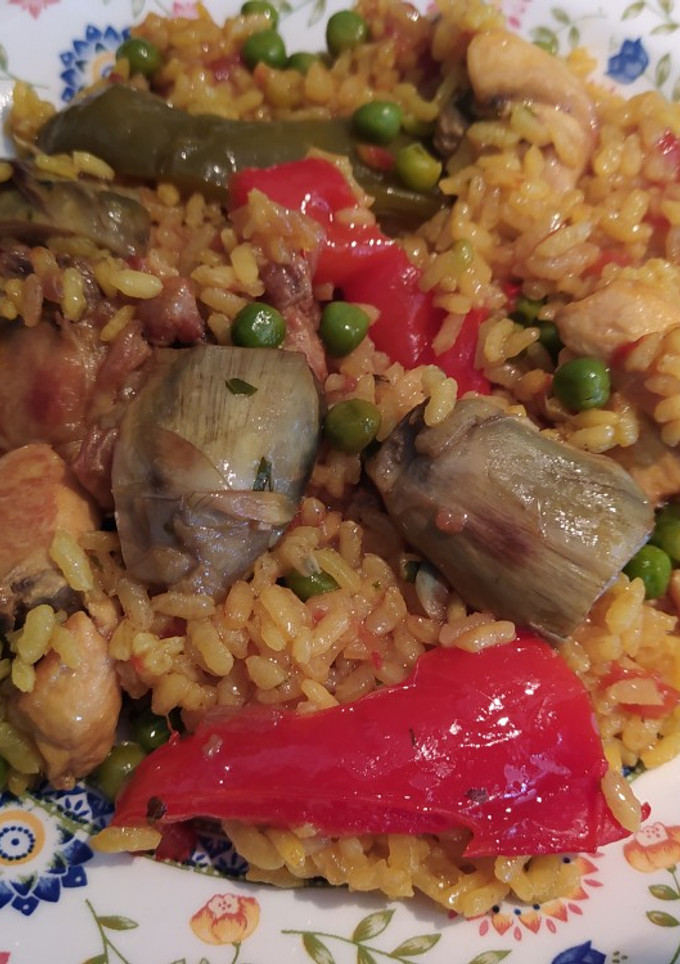 Una foto de Arroz con conejo, pollo y verduras