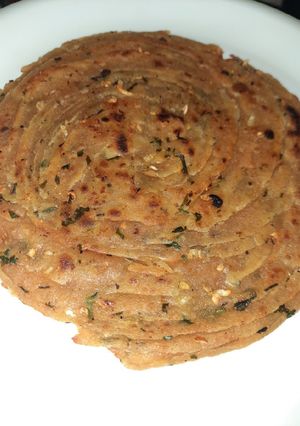 A picture of Garlic masala lachha paratha.