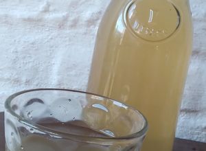 Una foto de Jugo de cáscara de piña