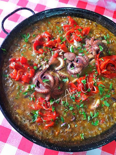 Una foto de Arroz bomba caldoso de pulpitos y tiras de piquillo