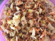 Una foto de ensalada de frutas con leche condensada