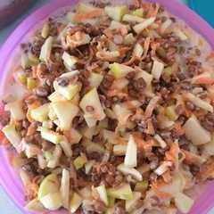 Una foto de Ensalada de manzana con trigo