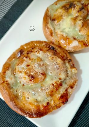 Una foto de Ensaimada rellena de sobrasada gratinada con queso roquefort a la miel