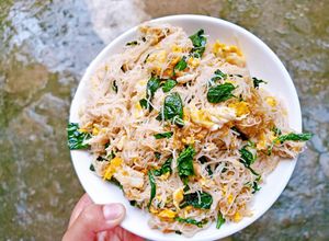 Hình của món Mì xào trứng rau ngót.