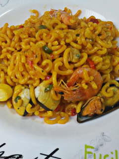 Una foto de Fideuá de mariscos