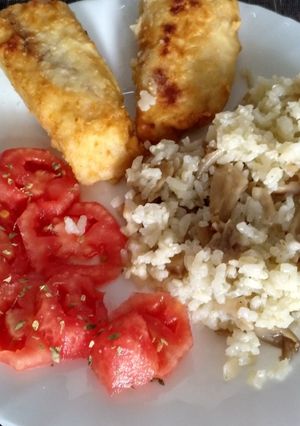 Foto principal de Merluza frita con guarnición de arroz con setas y tomate