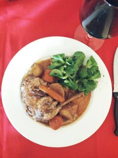 Una foto de Guiso de pollo al tinto
