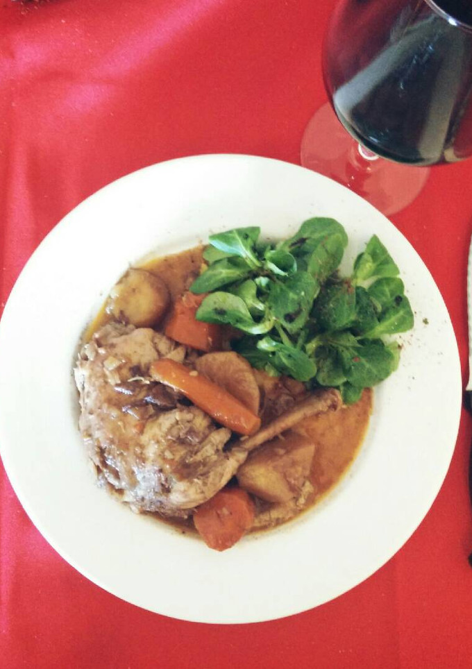 Una foto de Guiso de pollo al tinto