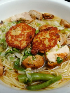 Una foto de Ramen de Pechuga Rostizada & Torrejones de Pollo